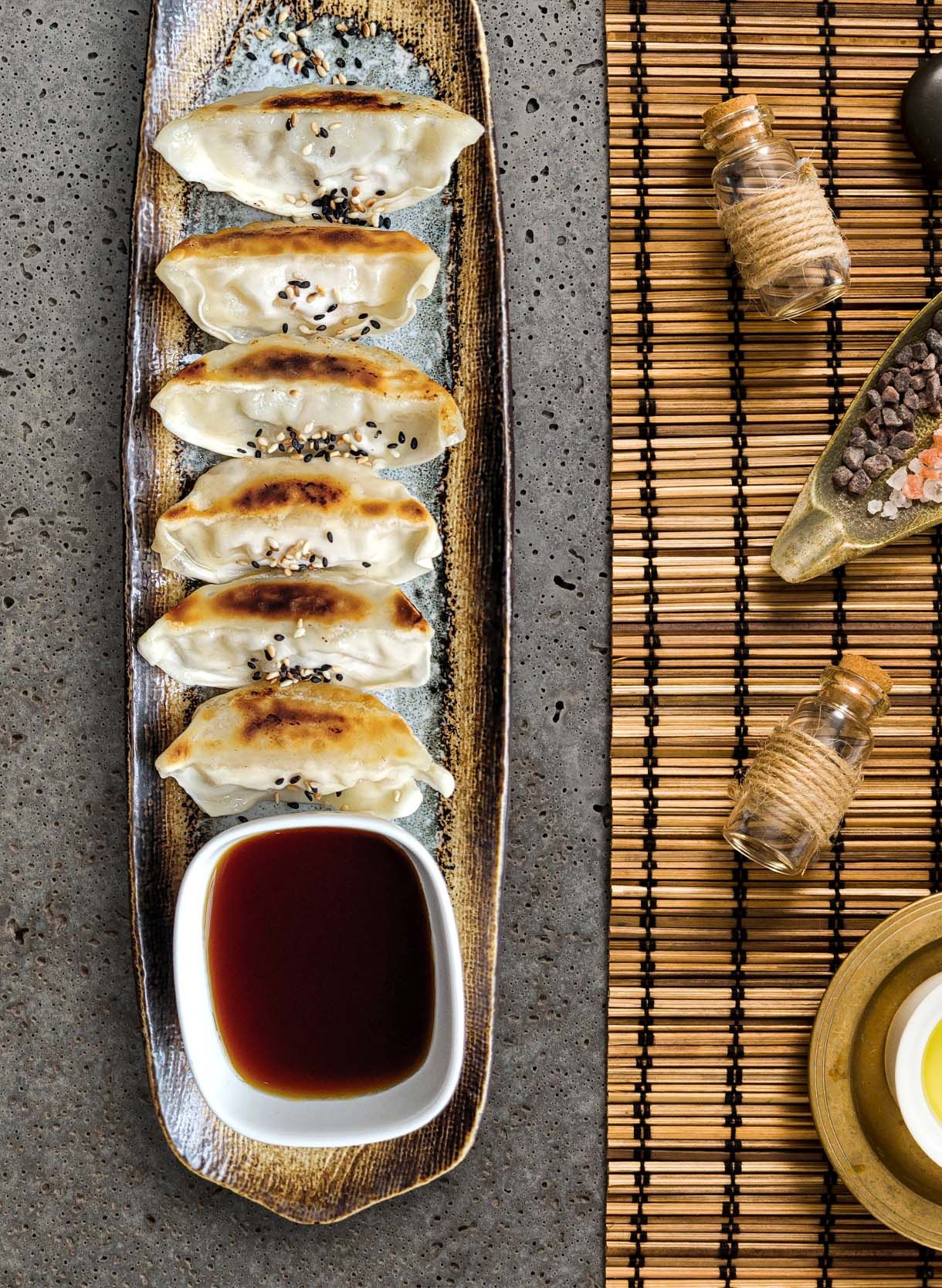 pierożki gyoza z kurczakiem lub wieprzowiną